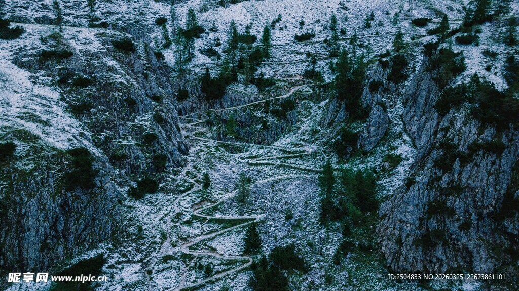 雪覆山峦壮丽景观