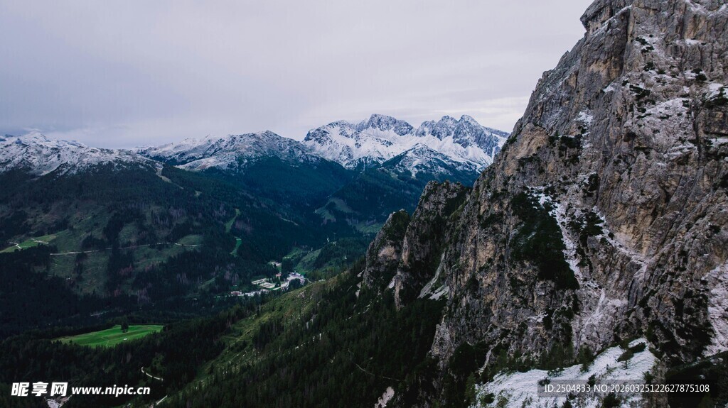 高山峻岭间的壮美景致