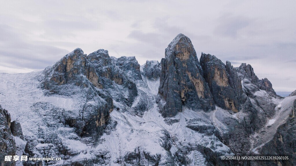 雪山峻岭壮丽景观