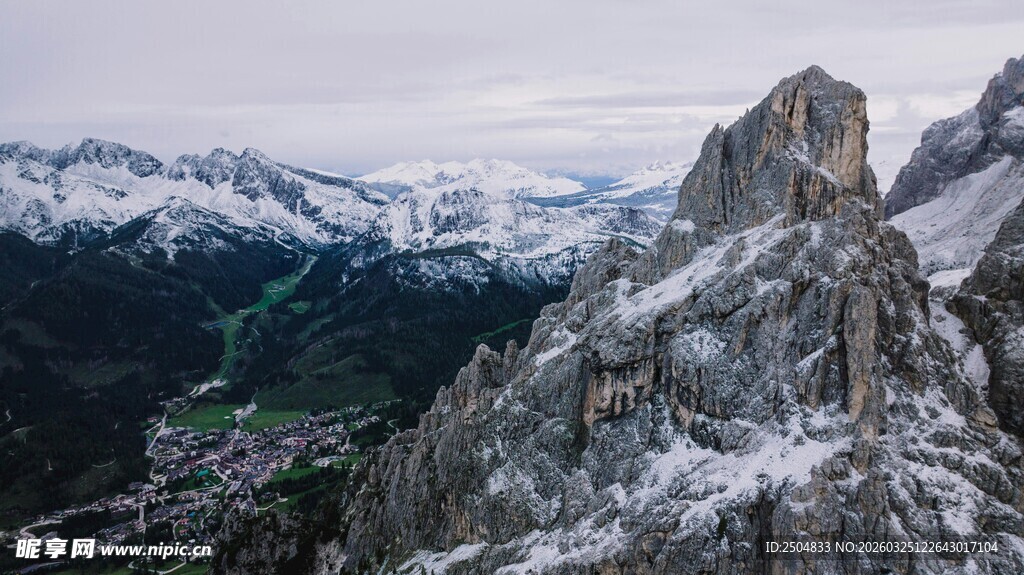 雪覆峻岭 壮美山景