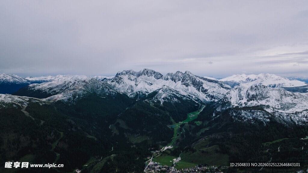 雪山峻岭间的壮美风光