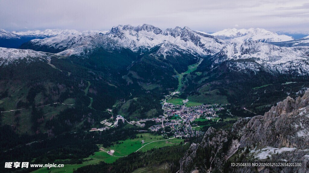 高山绿野间的壮丽风光