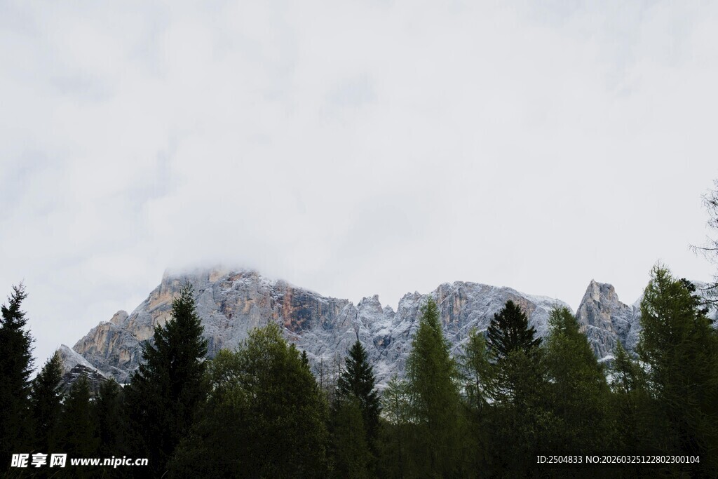 山林间的巍峨雪山