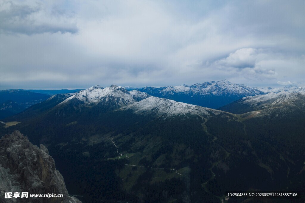 雪山远景 壮丽山峦景观