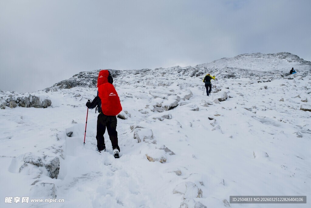 雪地徒步的户外探险者