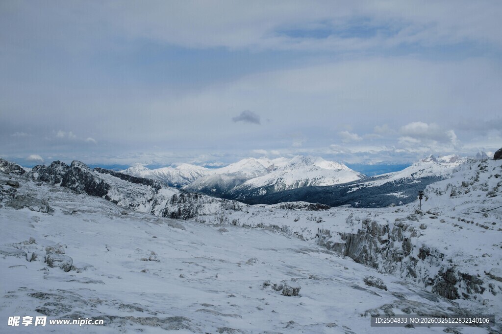 雪山风景 银装素裹的世界