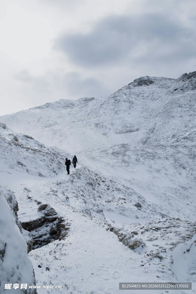 雪山徒步者的壮丽之旅