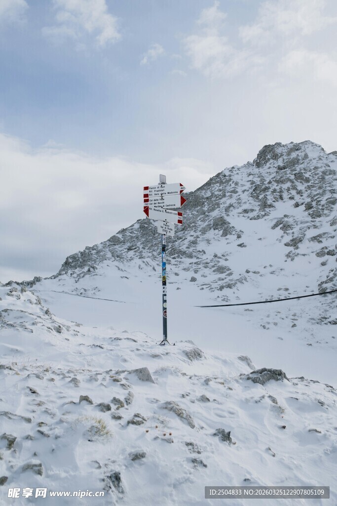 雪山旁的路标