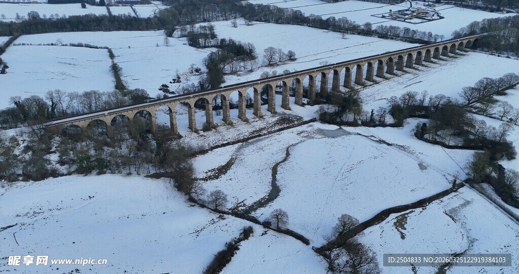 冬日雪景中的高架桥