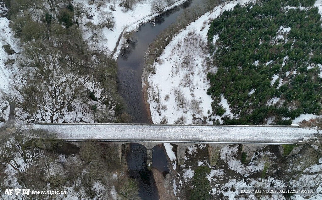 冬日雪覆桥梁鸟瞰景象
