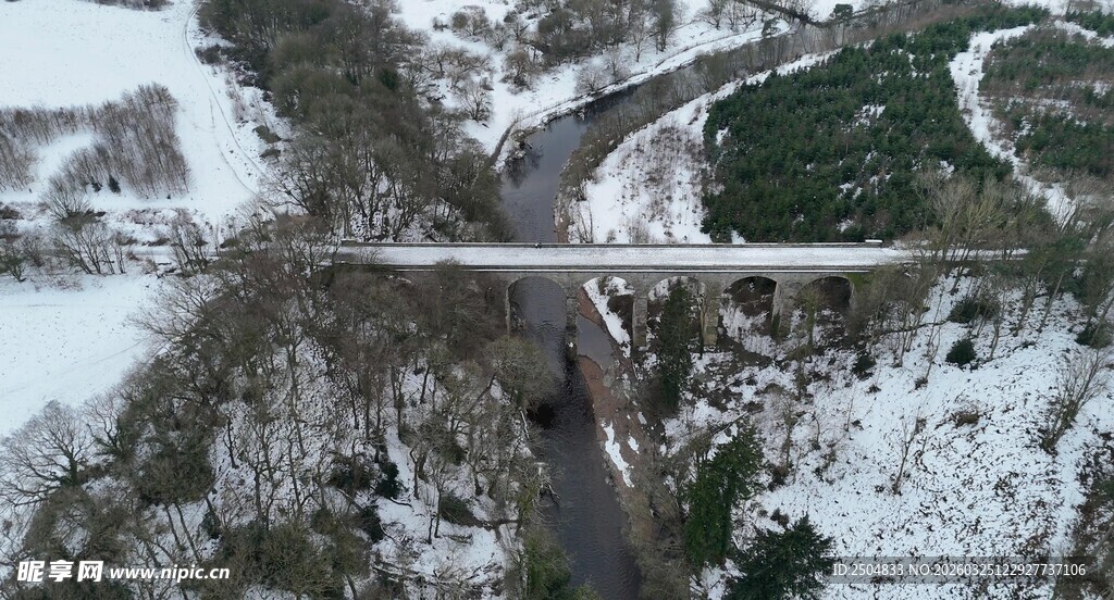 冬日雪覆公路俯瞰景象