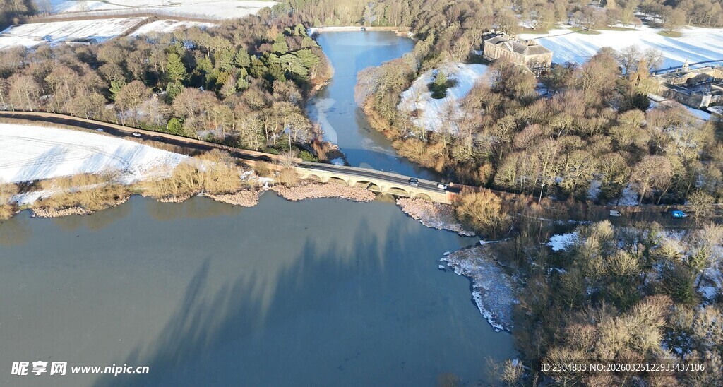 冬日河畔雪景风光