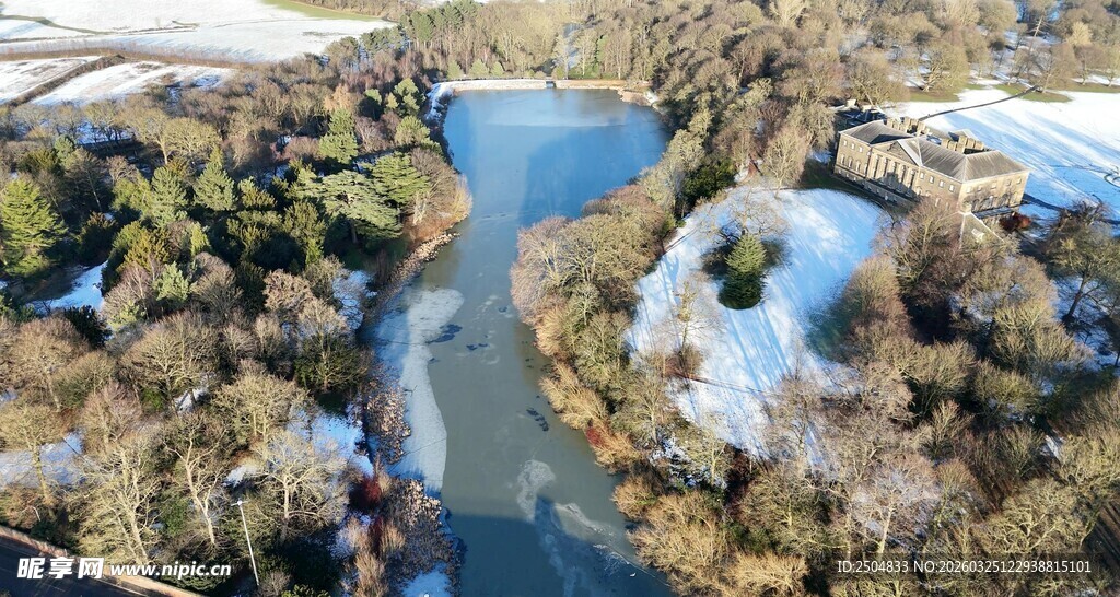 俯瞰山间蜿蜒河流景观