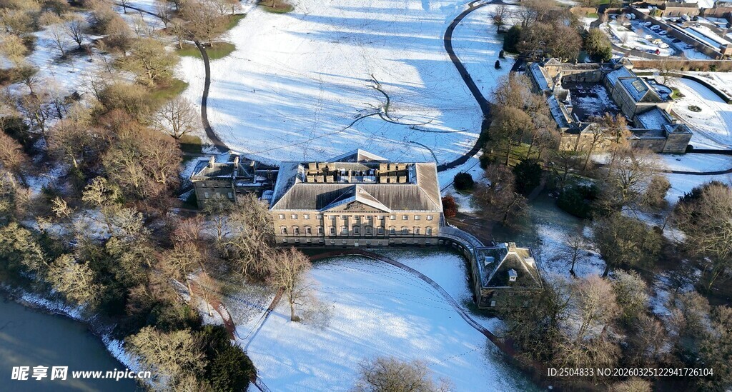 冬日雪景中的静谧村落