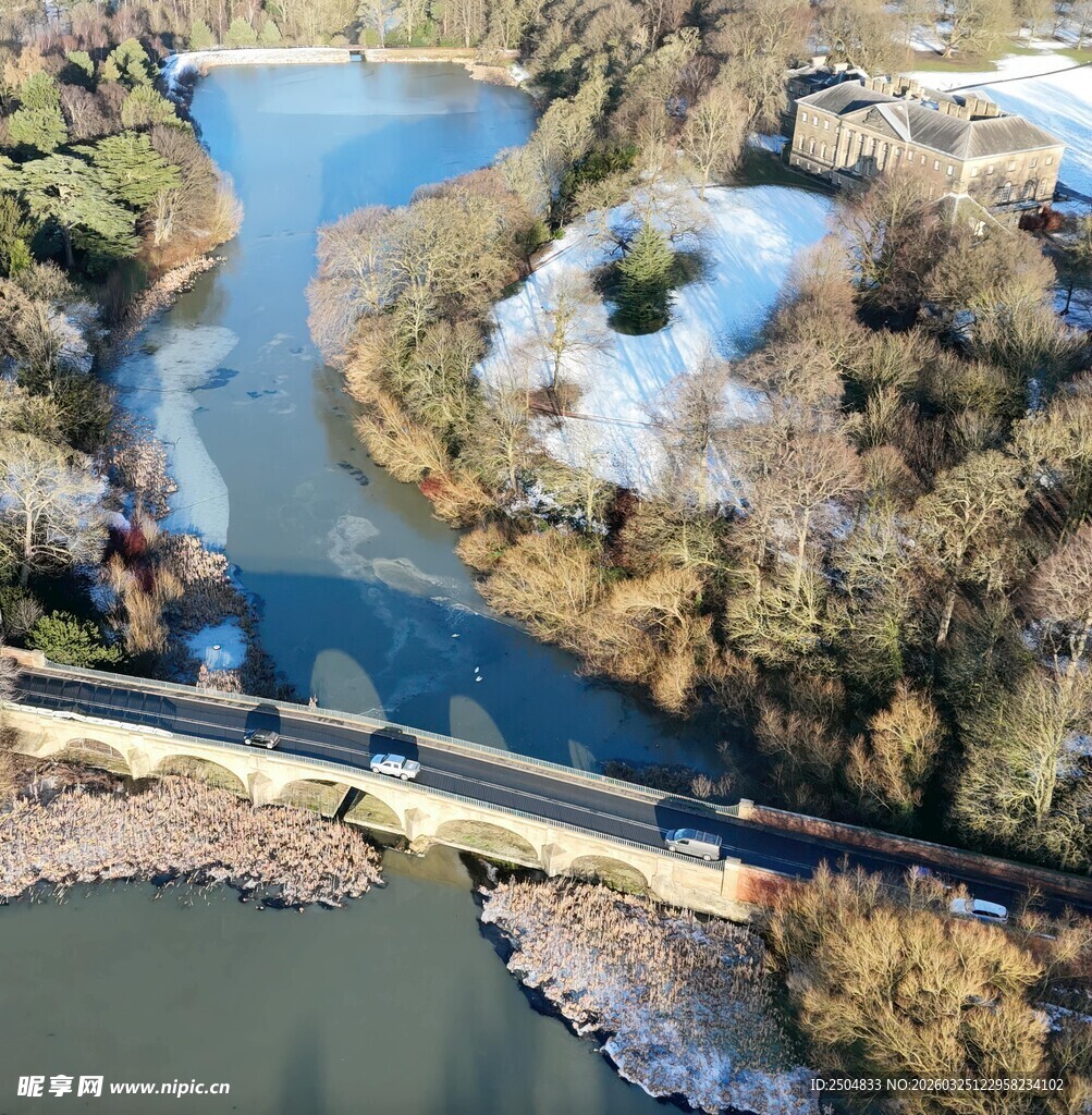冬日河畔桥梁鸟瞰美景