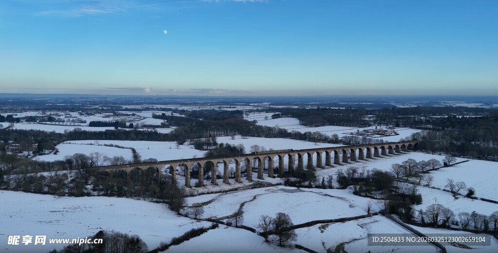 冬日雪景中的建筑群