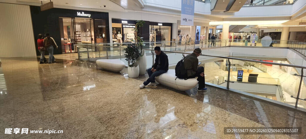 商场内坐着休息的人们