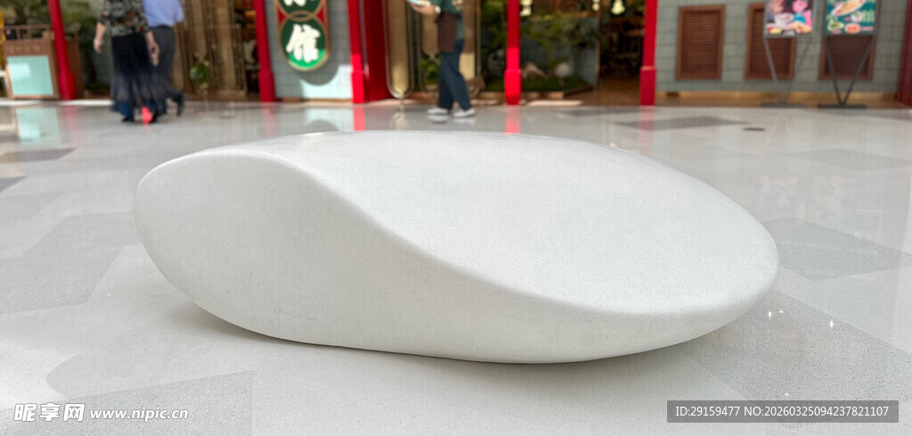 现代简约白色弧形户外座椅