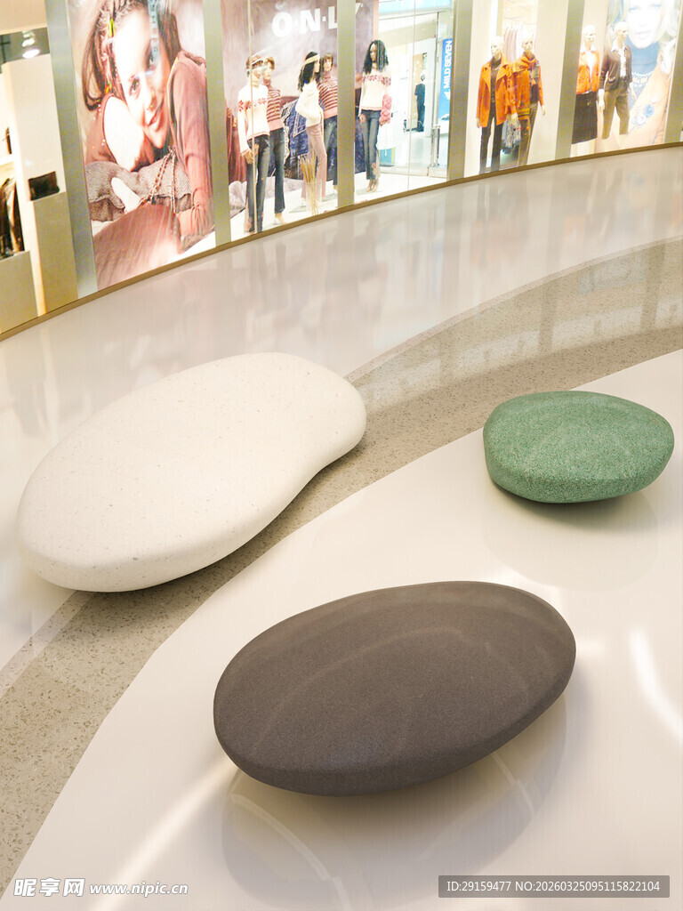 商场内别致的创意休息石凳