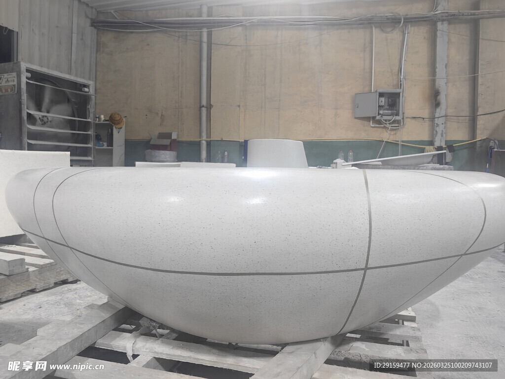 白色浴缸在工厂内待加工