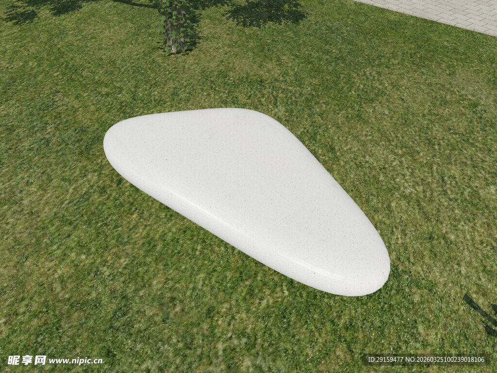 草地上的白色异形物体