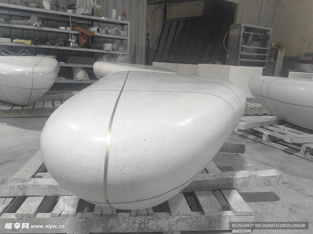 白色飞机部件待组装