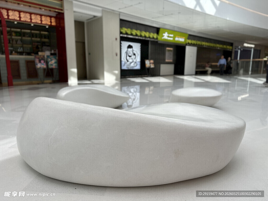 现代商场内的独特白色座椅