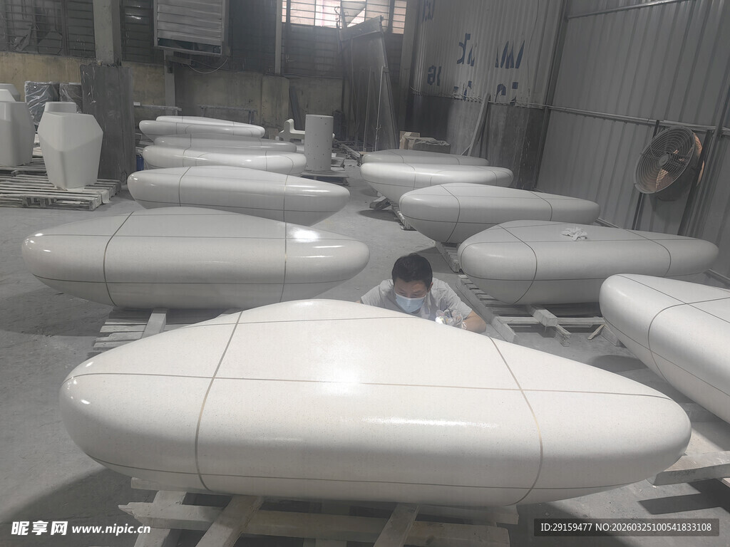 工厂内的白色流线型物件