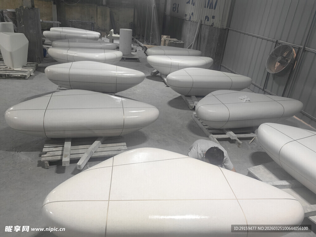 工厂内的白色椭圆形物件