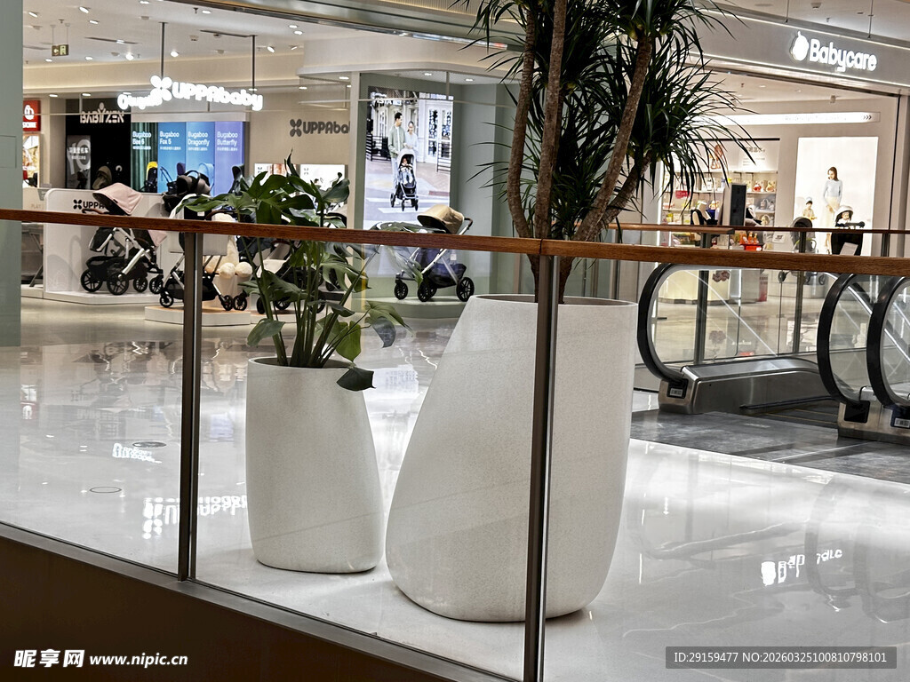 商场内现代风格装饰摆件