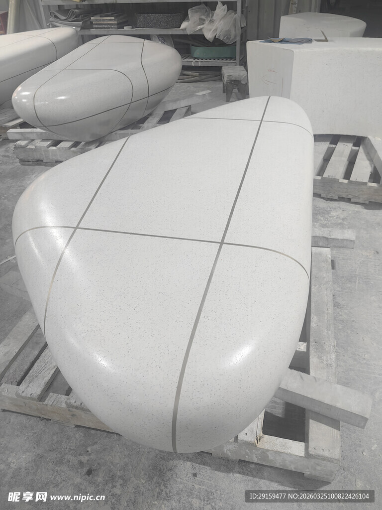 白色船体部件待组装