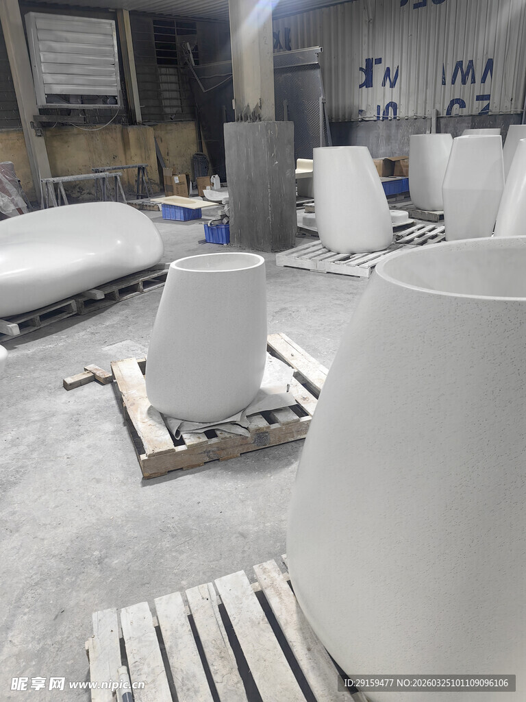 陶瓷工厂内的白色坯体