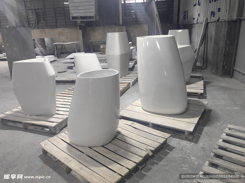 工厂内的白色陶瓷制品展示