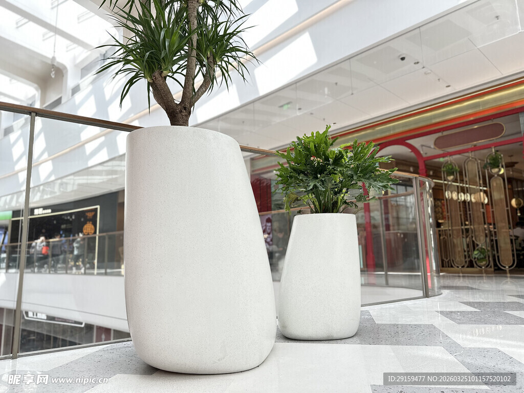 商场内的白色创意花盆