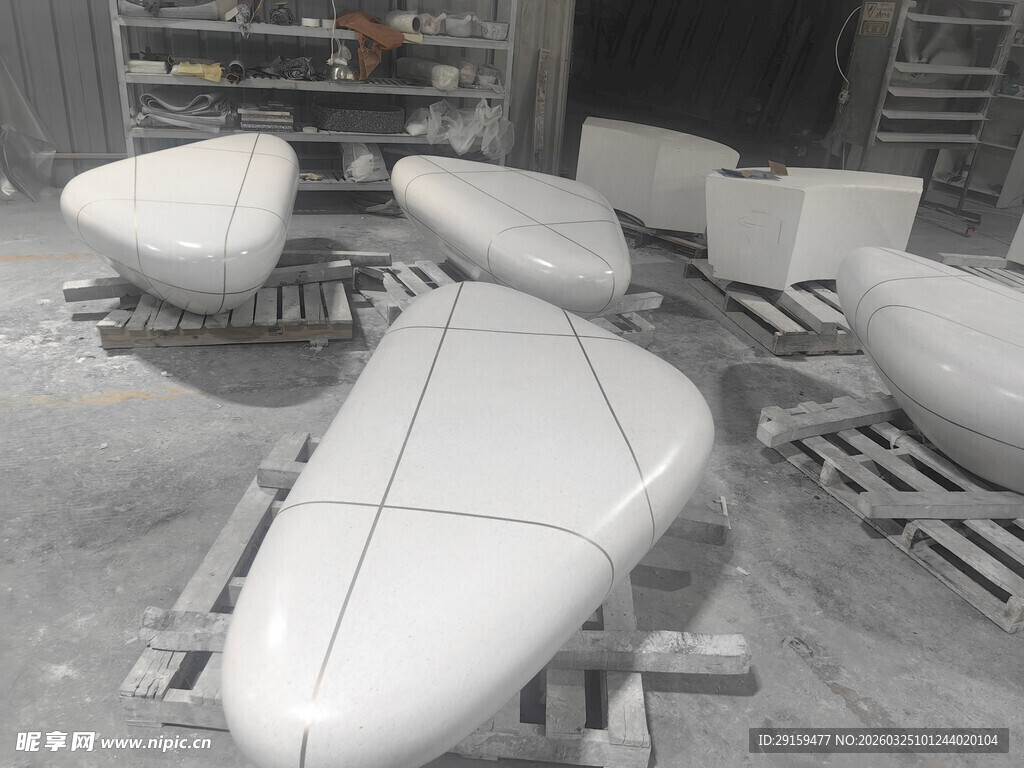 工厂中的待加工船只部件