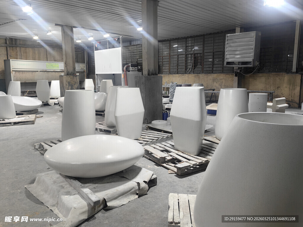 工厂内的白色陶瓷半成品