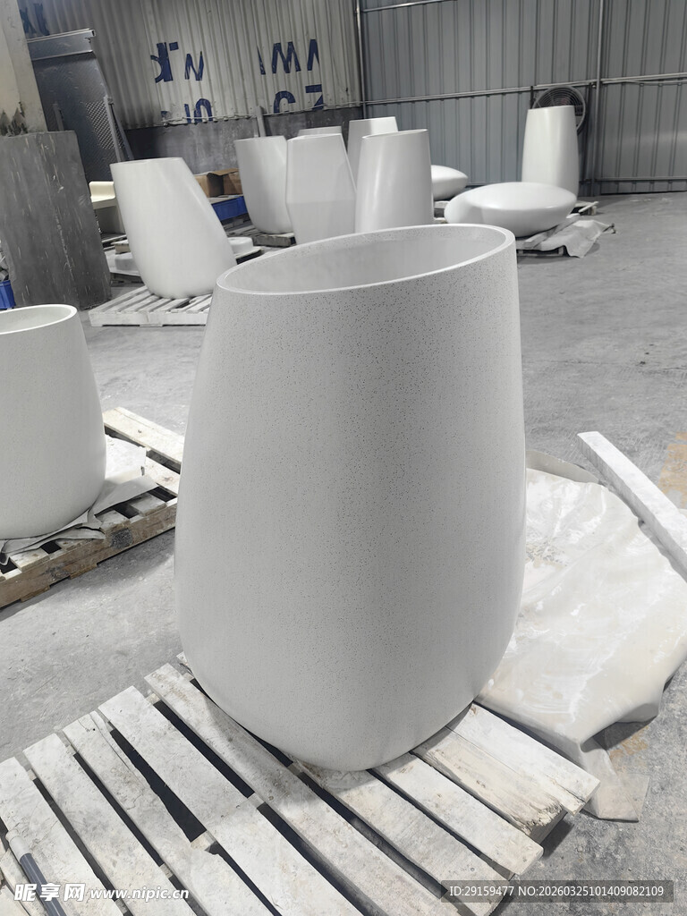 工厂内的白色圆柱状物件