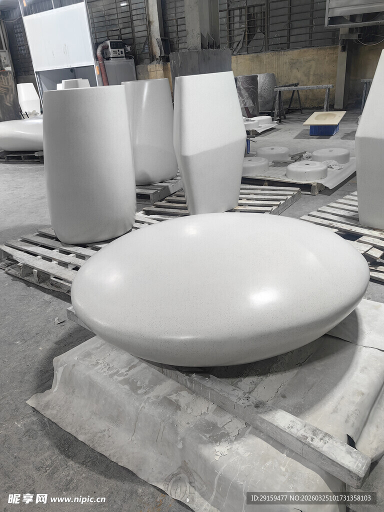 工厂中的白色陶瓷制品