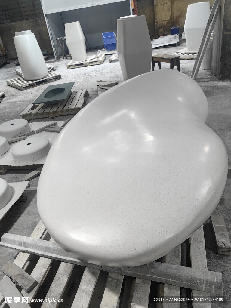 工厂中的白色陶瓷洗手盆