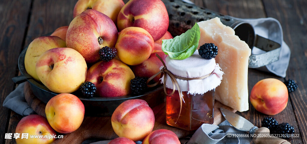 新鲜多色桃子与奶酪摆件