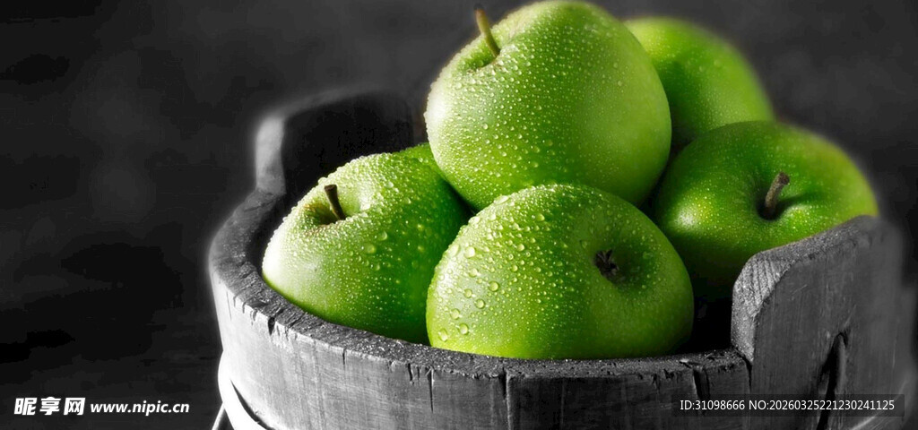 青苹果置于古朴木面上