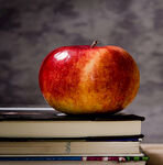 书本上的红苹果