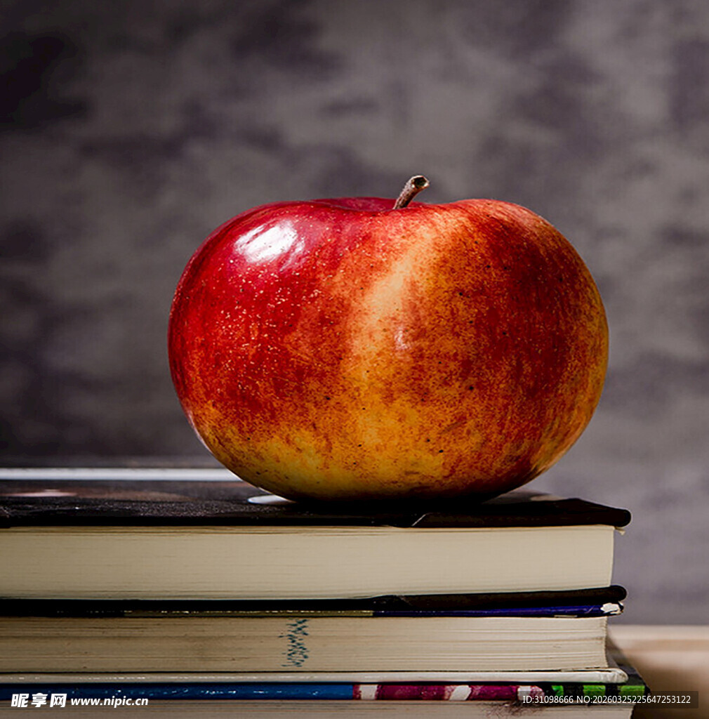 书本上的红苹果