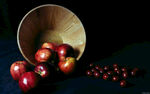 木碗中的红果与散落樱桃
