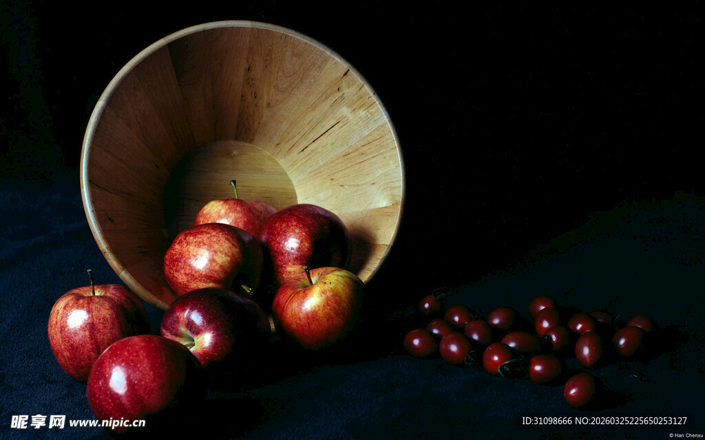 木碗中的红果与散落樱桃