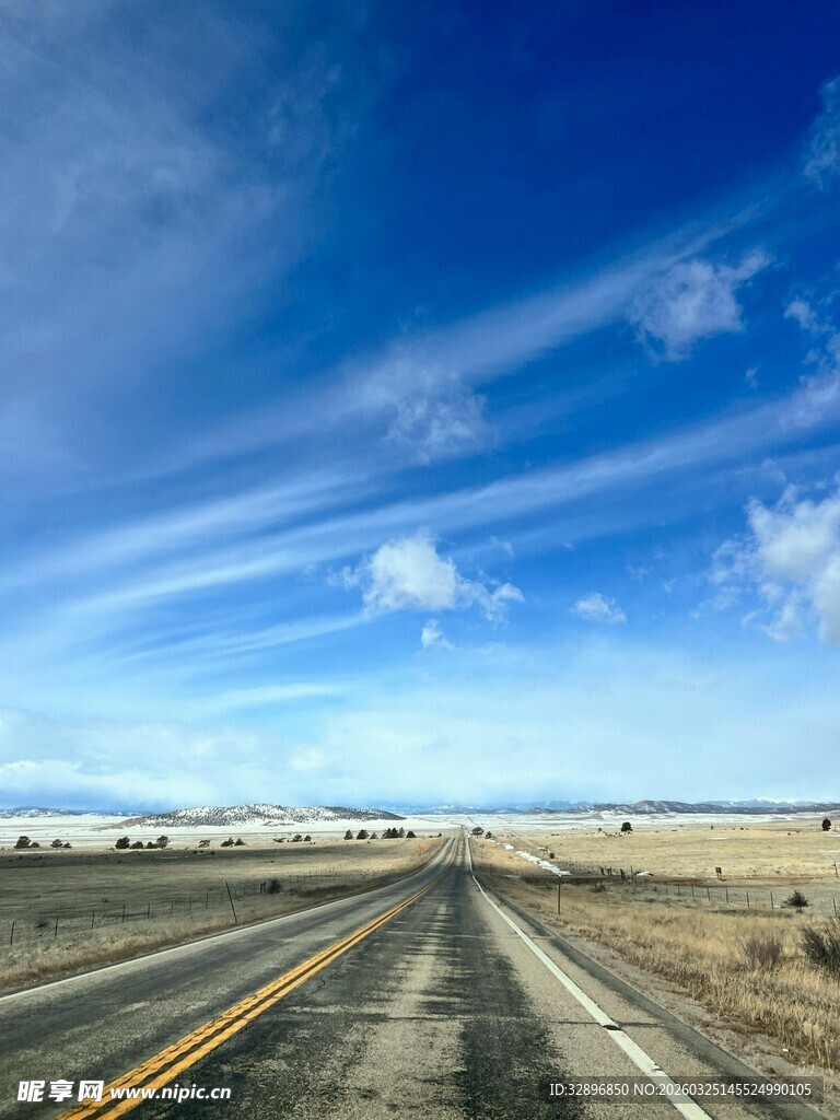 空旷公路伸向蓝天白云