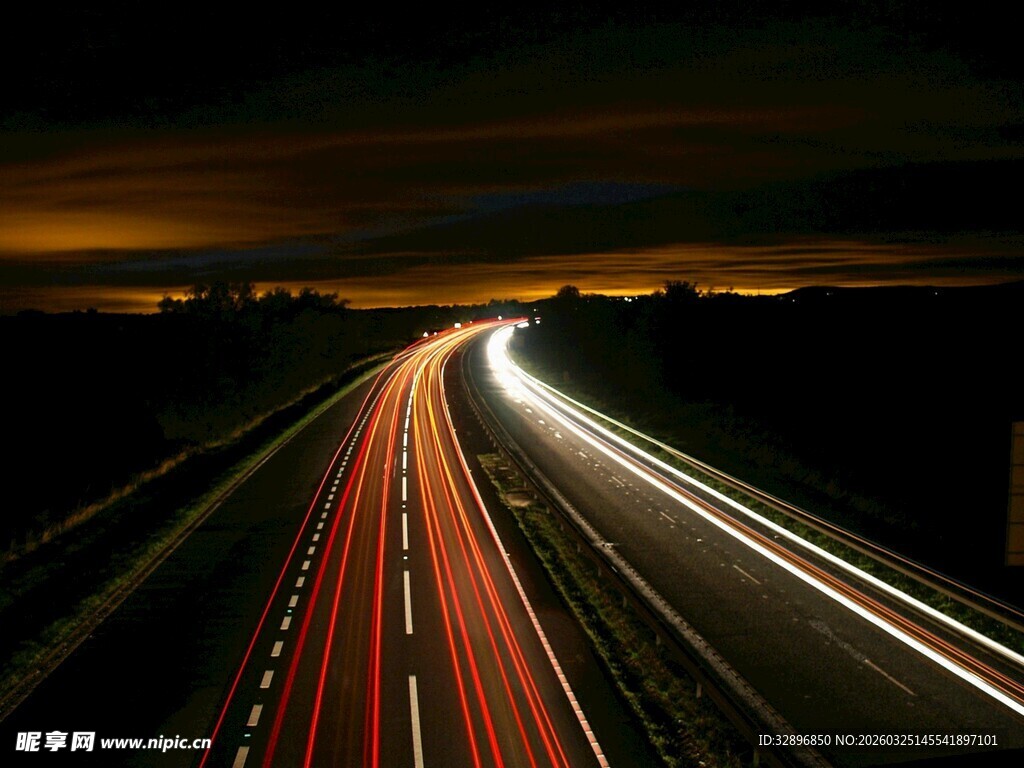夜间公路车流光轨美景
