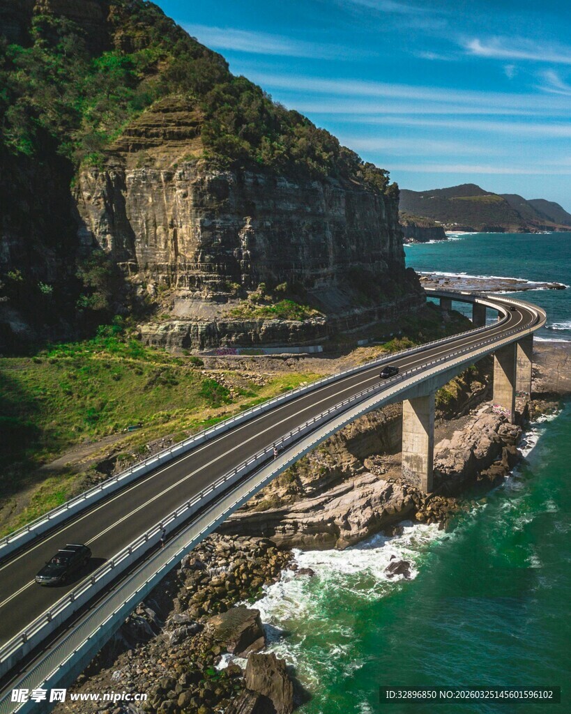 沿海公路蜿蜒于山海之间