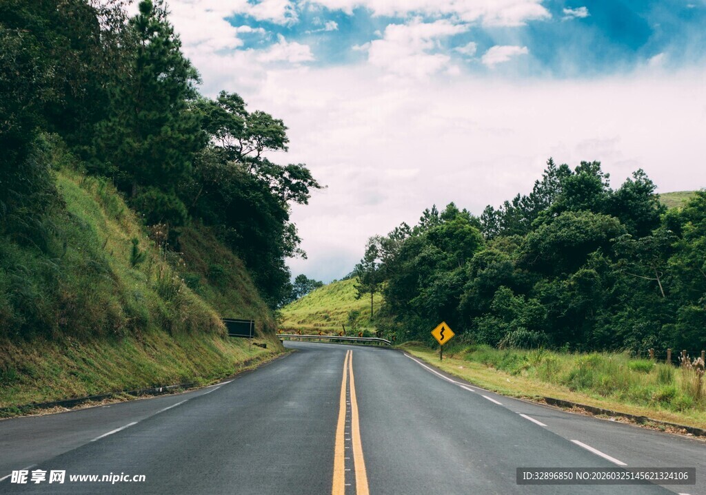 蜿蜒公路穿行于葱郁山林