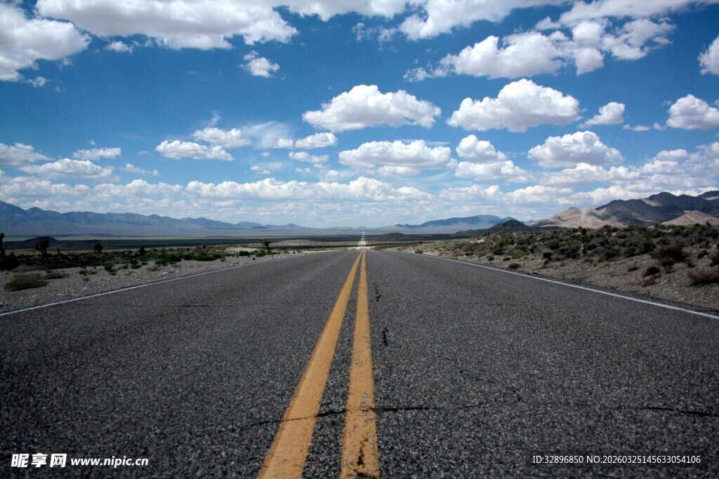 空旷公路伸向远方